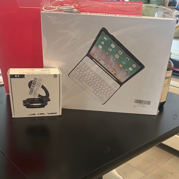 Tablet Keyboard Case and automobile holder for phone. - Picture 1 of 4